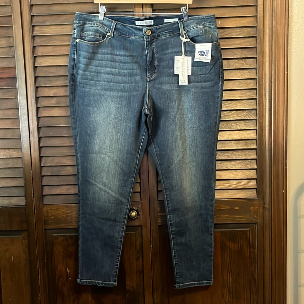 Women’s Code Bleu skinny jeans.